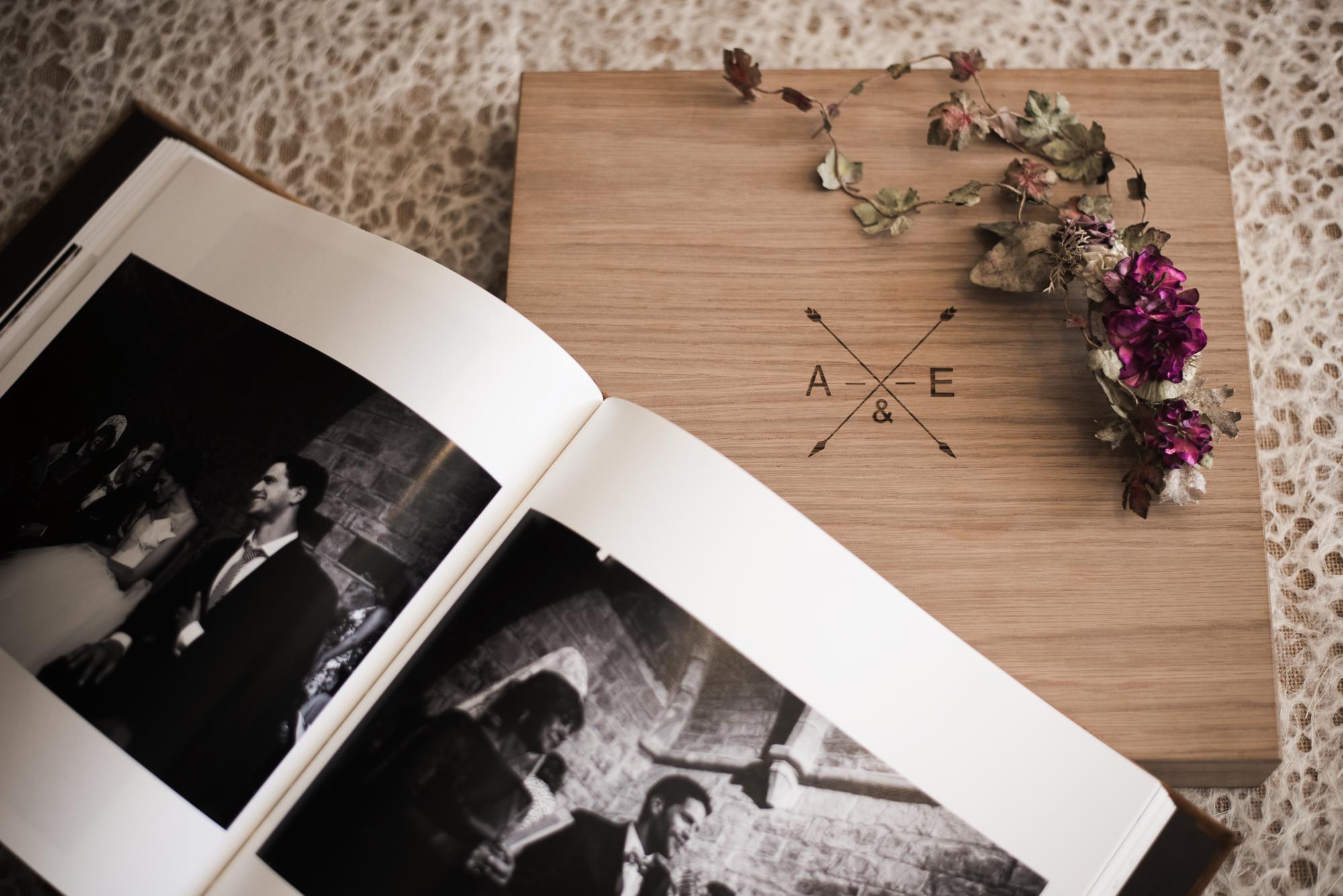 Caja de roble natural con libro de fotos de boda