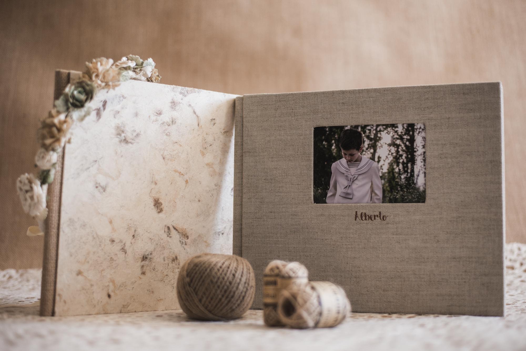 Libro de comunión en lino avena con ventana y papel corteza blanca